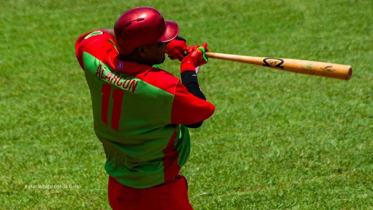 Yosvany Alarcon bateando con Las Tunas en la 64 Serie Nacional del beisbol cubano