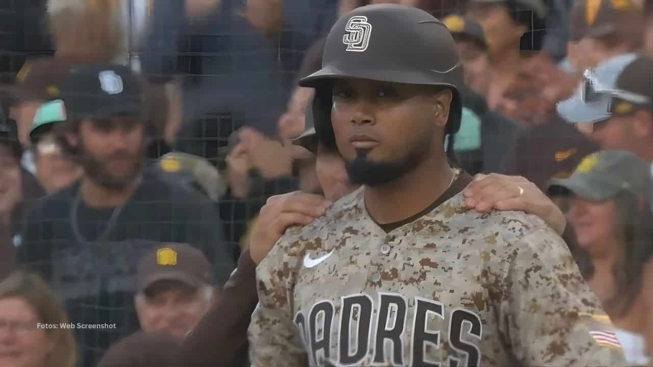 Luis Arraez en la inicial en un juego con San Diego Padres