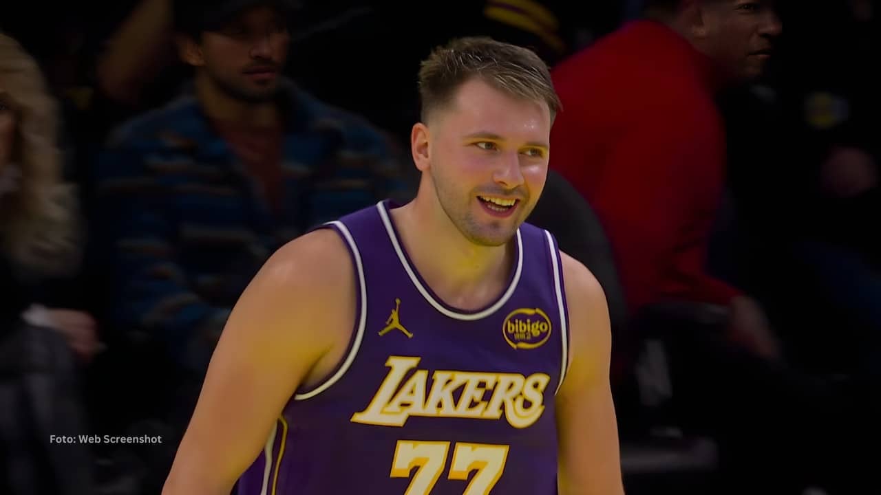 Luka Doncic en un juego con Los Angeles Lakers