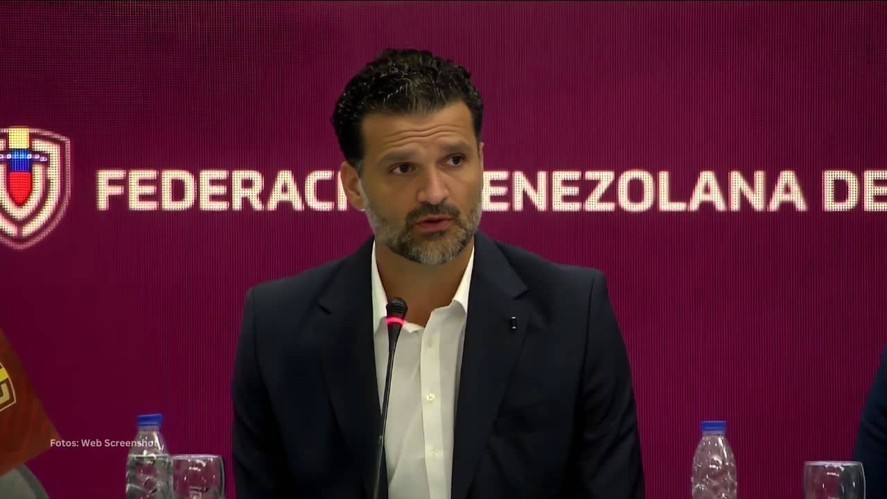 Oswaldo Vizcarrondo en una entrevista con el uniforme de La Vinotinto