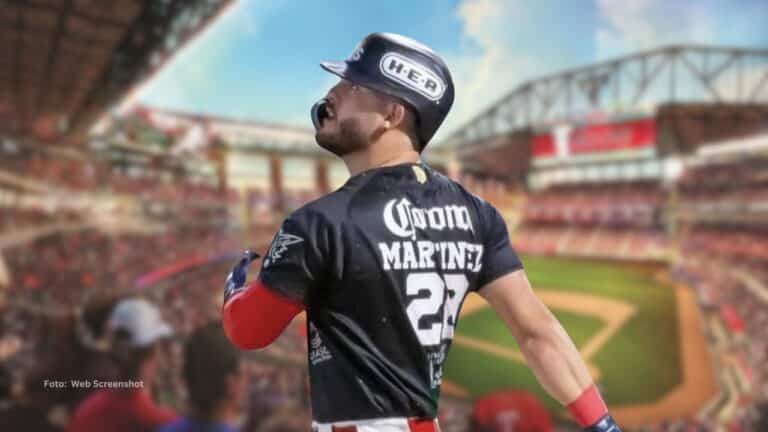 Orlando Martínez con el estadio de Texas Rangers al fondo. Pelotero cubano