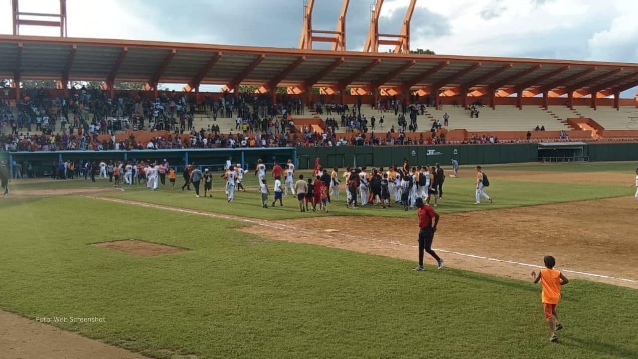 Camagüey usó a tres jugadores de posición para relevar en el noveno inning a su abridor en un apasionante juego de la Serie Nacional del beisbol cubano.