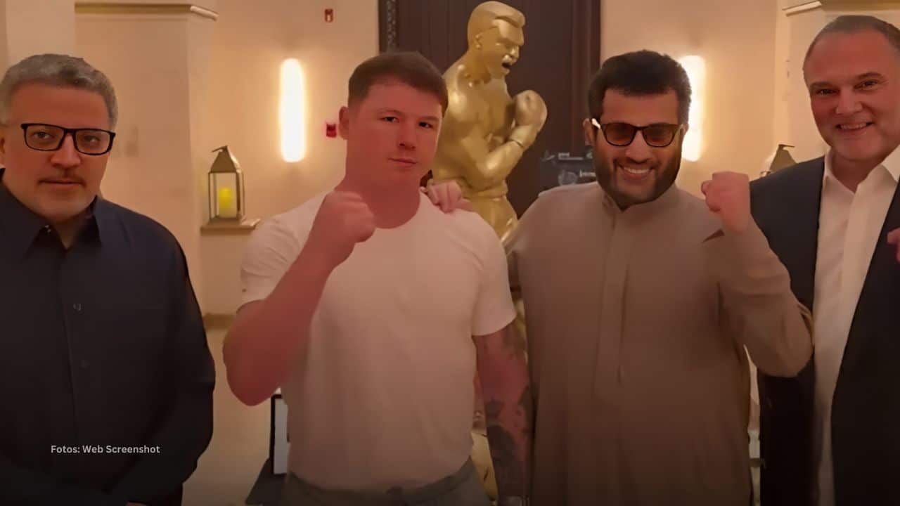 El boxeador mexicano Saul Canelo Alvarez junto al jeque arabe Turki Alalshikh