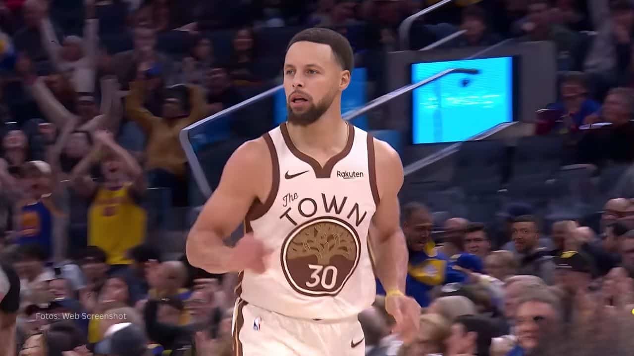 Stephen Curry con el conjunto de Golden State Warriors en la NBA