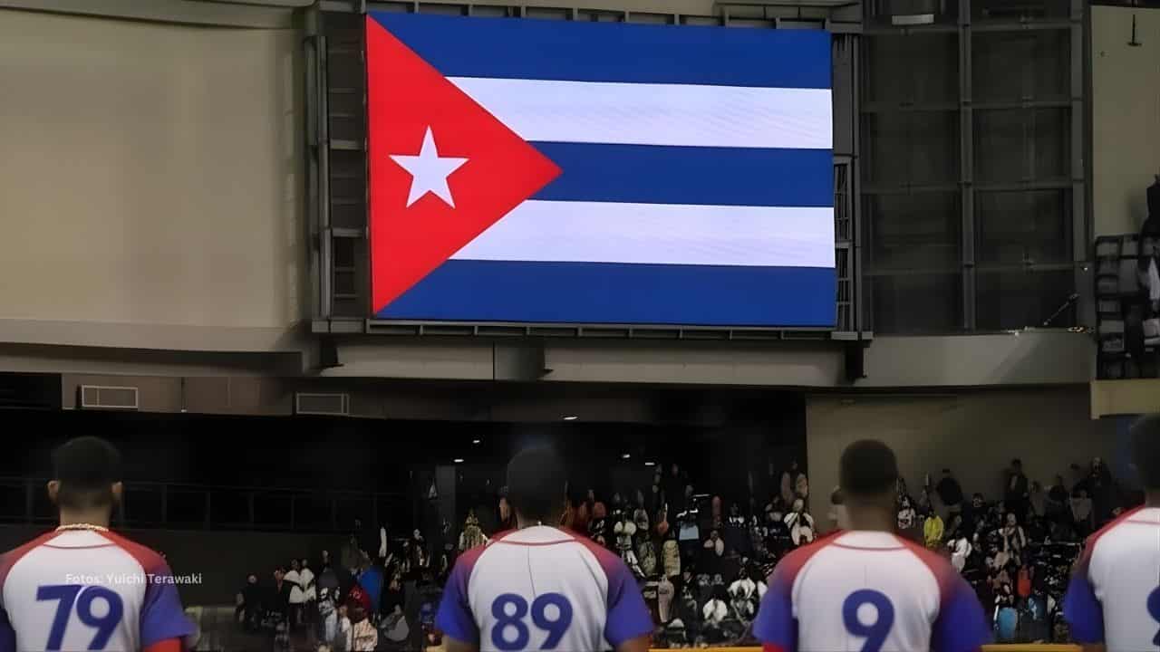 Jugadores del Equipo Cuba frente a la bandera