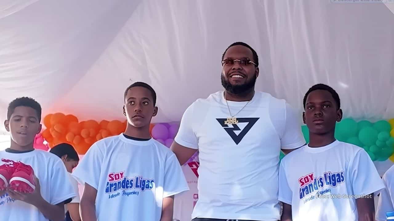 Vladimir Guerrero Jr. compartió con los habitantes de Don Gregorio, Nizao y Batey La Noria.