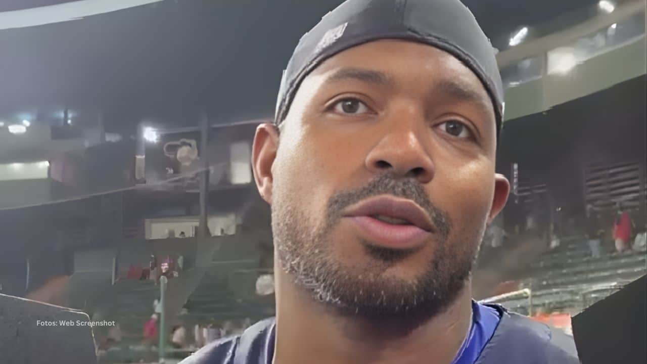 Yasiel Puig en una entrevista tras jugar con Navegantes del Magallanes